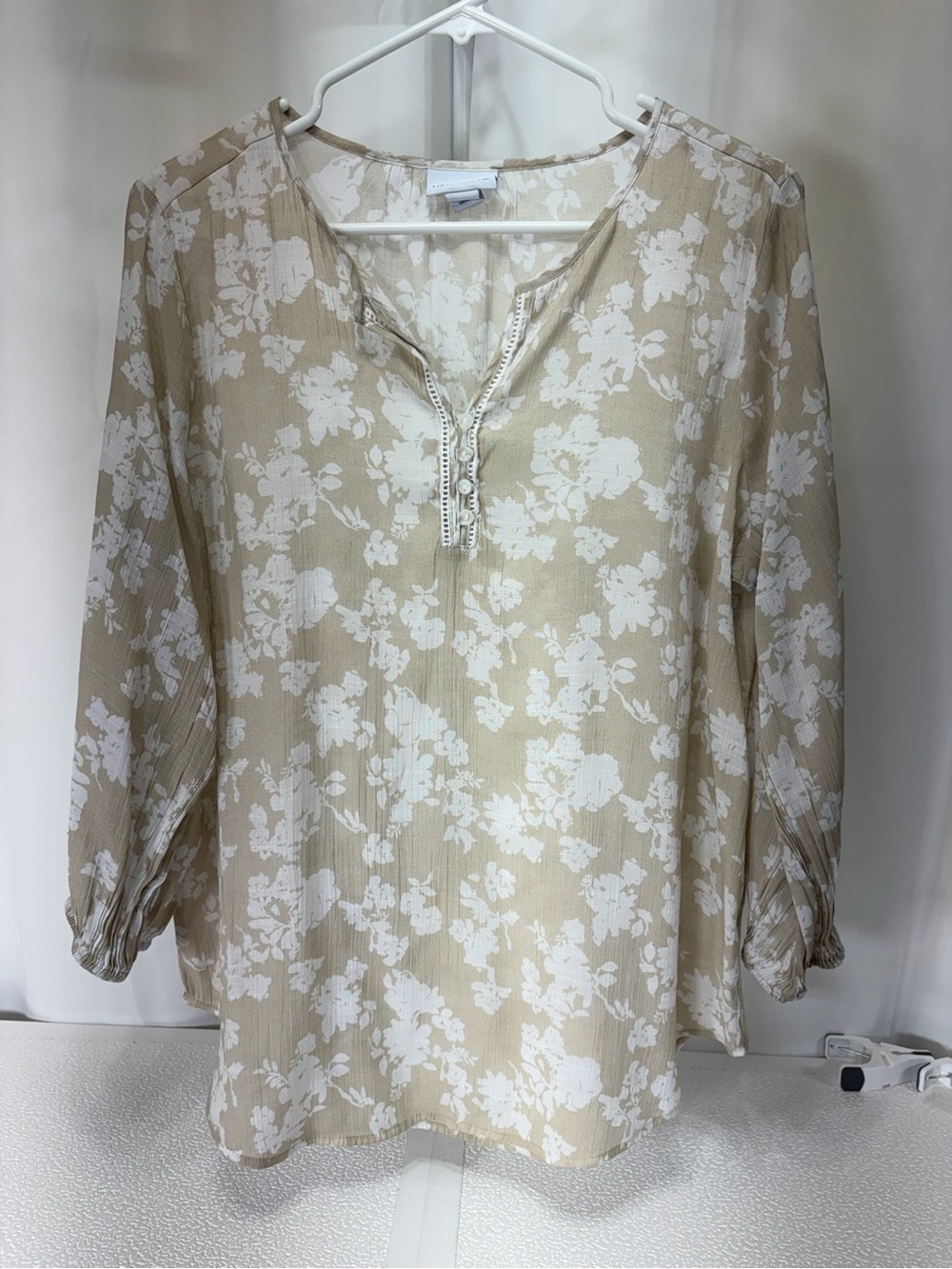Liz Claiborne Beige and White Floral Peasant Tunic 4245